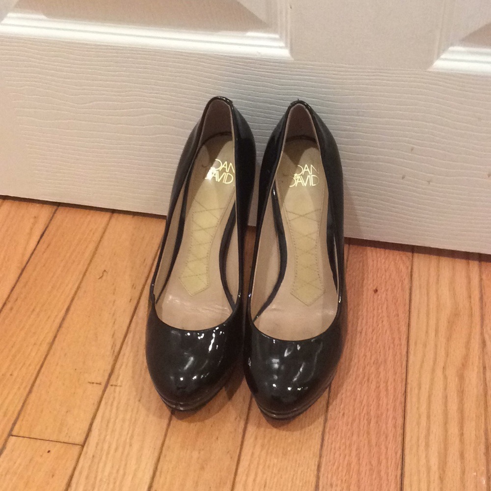 Black pumps
